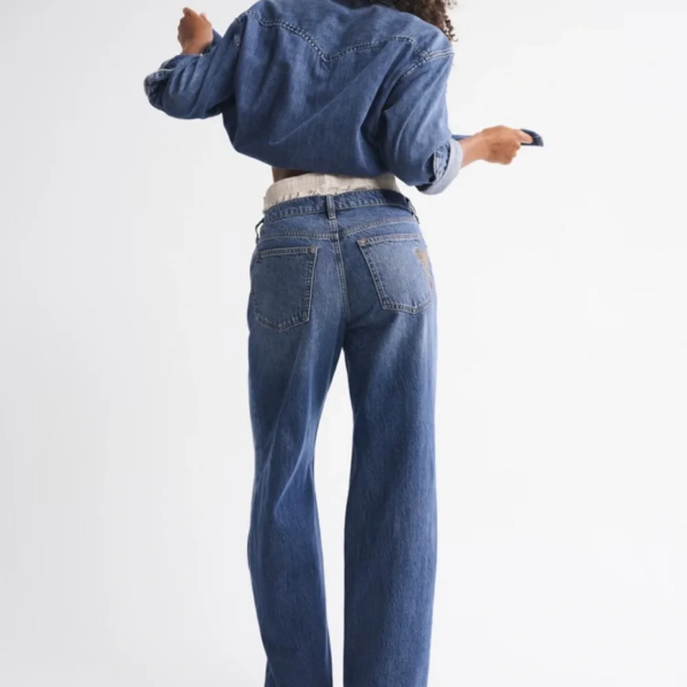 High-Rise Blue Denim Jeans with Embroidered Bow - Picture 3 of 4